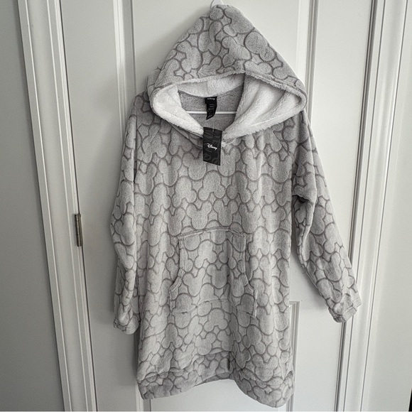 NWT- Disney Mickey faux fur hooded pullover lounge/robe, gray- size L - Picture 1 of 9